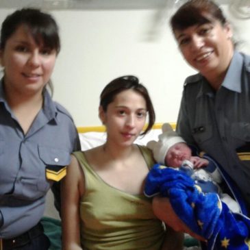 Dos mujeres policías asistieron a una joven a dar a luz
