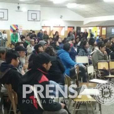  Comisaría de la Familia continúa capacitando en establecimientos educativos de Bariloche