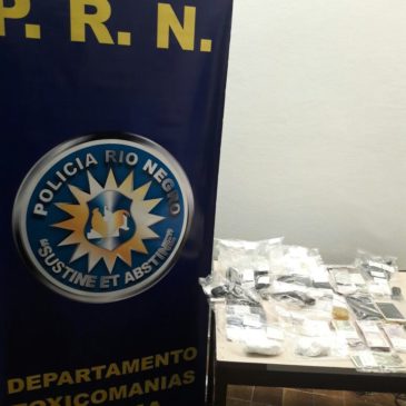 Cocaína, armas de fuego y un detenido en procedimiento de drogas