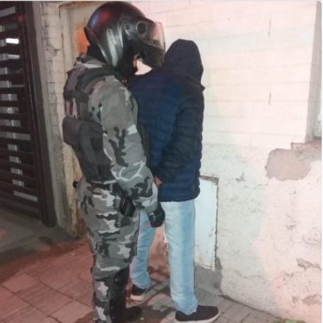 Policía interceptó a joven cuando huía con indumentaria robada