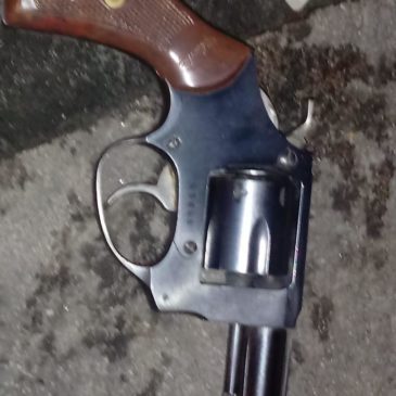 Efectivos de El Bolsón secuestraron un arma de fuego que tenían dos menores de edad