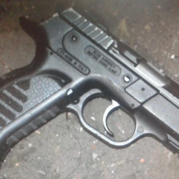 Disparan a un joven con un arma de fuego sustraída el año pasado a un efectivo policial