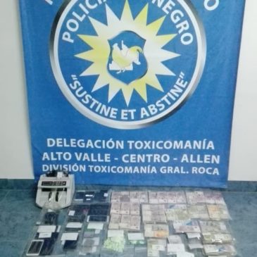 Tras un llamado al 0800 DROGAS y una tarea investigativa que demandó varios meses, la Policía de Río Negro logró desbaratar a una banda que comercializaba drogas en esa ciudad.