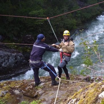 Con sistema de tirolesa rescatan a cuatro turistas en El Bolsón