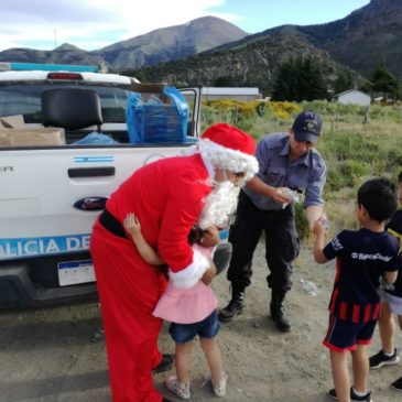 Papa Noel y el personal de la Comisaría 42° ilusionaron a los pequeños del Alto de Bariloche