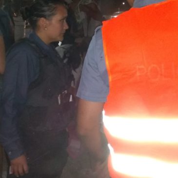 Policías rescatan a una menor que había caído a un canal durante la Fiesta Nacional de la Manzana