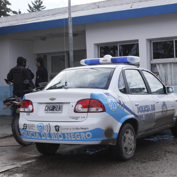 Detienen a dos sujetos y recuperan un celular robado en una cancha de fútbol cinco