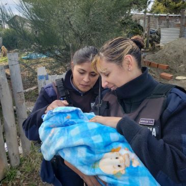 Mujeres policías que asistieron un parto domiciliario se reencontraron con el recién nacido y su mamá