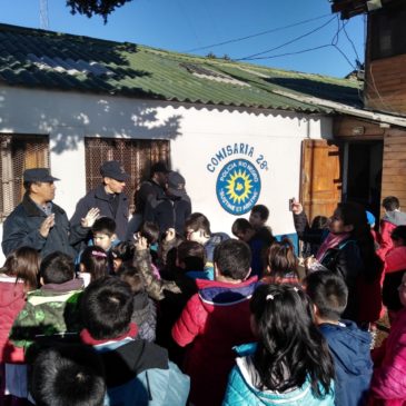 Alumnos de la escuela “de techo amarillo” visitaron la Comisaría 28º de Bariloche