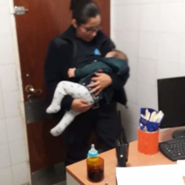 Cipolletti: Una policía amamantó a un bebé que fue golpeado durante una inusual práctica religiosa