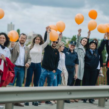 Abrazo simbólico en el Día Internacional  de la Eliminación de la Violencia contra la Mujer,  en el Puente Villarino