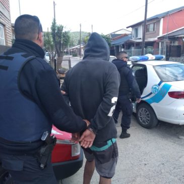 Detuvieron a uno de los sospechosos de asaltar una tienda de ropa