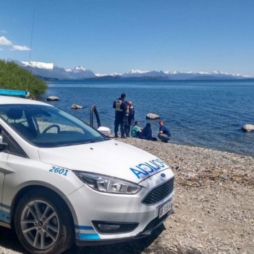 Policías de la Comisaría 27º rescataron a kayakistas en el lago Nahuel Huapi