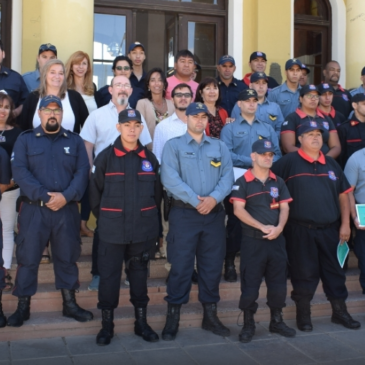 Homenaje a los bomberos que intervinieron en el incendio en Las Grutas