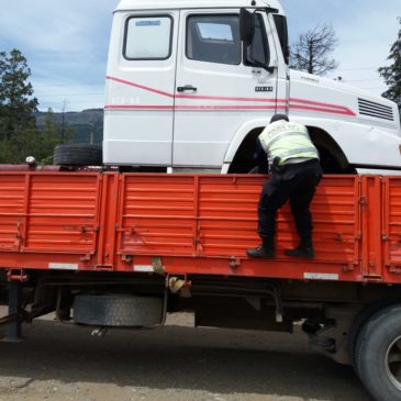 Secuestran un camión que era transportado en un semirremolque