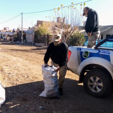 Policía solidaria: entregaron bolsas de leña en Cipolletti