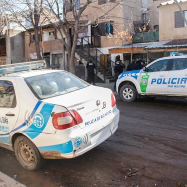 Cipolletti: allanan la casa de una mujer y encuentran una réplica de pistola