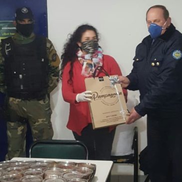 La Policía de Río Negro hizo entrega de un presente a  una vecina roquense por su solidaridad