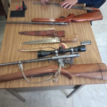 Secuestran armas y cuchillos que encuentran en un vehículo