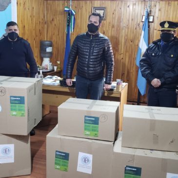 Legislador Muena entregó mascarillas a la Policía