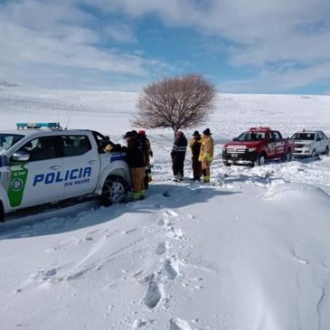 Policía rescató a cuatro personas aisladas en un campo cerca de Comallo