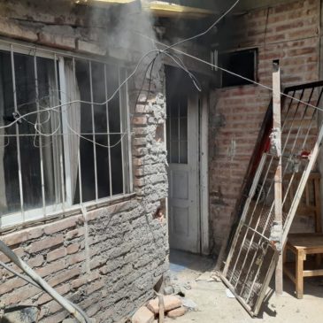 Policías rescataron del fuego a tres niños