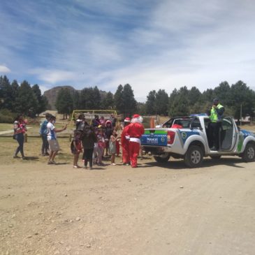 Papa Noel sorprendió a los niños de Ñirihuau y Dina Huapi