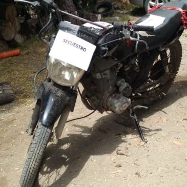 Dos sujetos que circulaban en una moto robada enfrentaron al personal policial y fueron detenidos