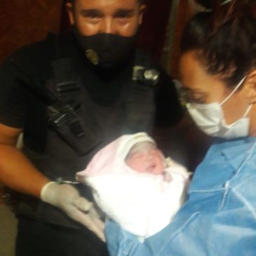 Roca: Policías ayudaron a una mujer a dar a luz