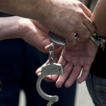 Un sujeto terminó detenido por tenencia de estupefacientes y robo de embutidos