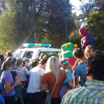 Efectivos policiales entregaron huevos de Pascua y golosinas a niños de Bariloche