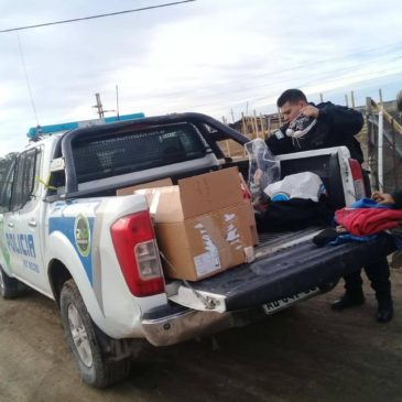 Policía solidaria en tiempos de pandemia: se entregaron ropa y calzados a vecinos del barrio Esperanza