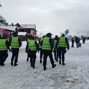 Detienen a 10 personas por participar de una fiesta clandestina en el cerro Catedral