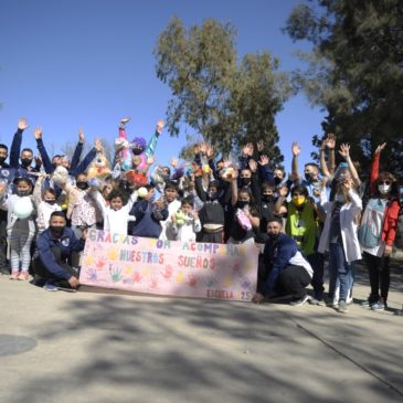 Cadetes de la Policía compartieron una jornada recreativa con niñas y niños de la Escuela El Paso