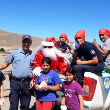 Papa Noel sorprendió a los pequeños de Ñorquinco entregando juguetes y golosinas
