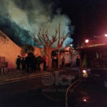 Villa Regina: rápido accionar policial permitió el rescate de tres personas en un incendio