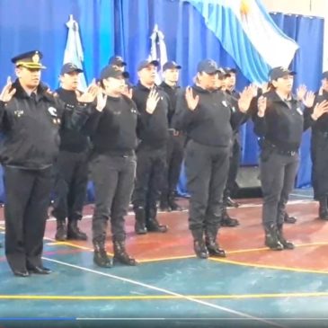 El Bolsón: personal  policial interpretó el himno Nacional y el de Río Negro en lengua de señas