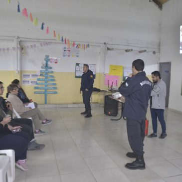 Bomberos de Viedma recorren los barrios brindando charlas para prevenir incendios