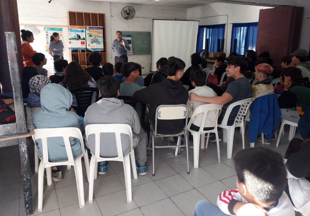POLICIALES: Se brindó una charla sobre seguridad vial en una escuela de General Roca