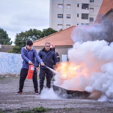 Bomberos capacitaron a comerciantes en protección contra incendios y uso de extintores