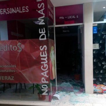 Detienen a dos sujetos que robaron elementos de un local comercial