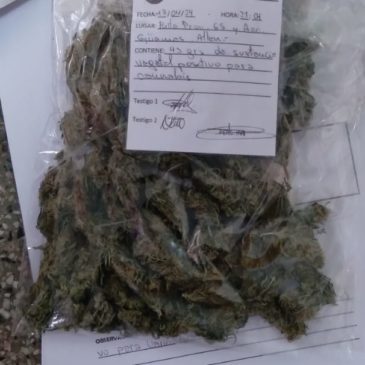 Dos sujetos fueron detenidos en la calle con frascos de marihuana
