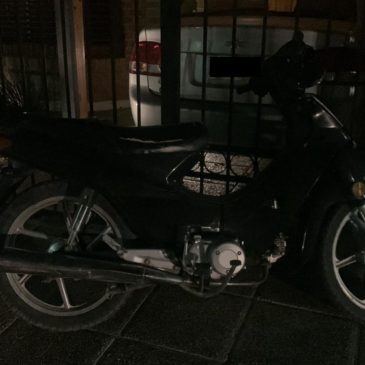 Roca: la policía detuvo a dos hombres que llevaban una moto robada