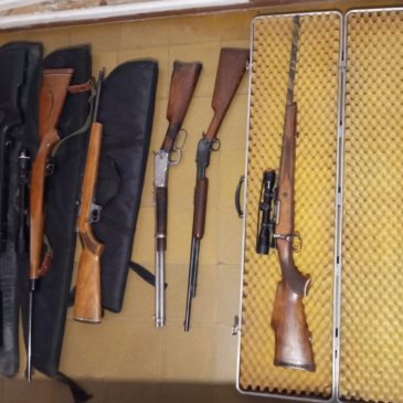 Investigación por amenazas: secuestran armas y municiones en una vivienda