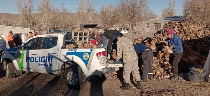 Policía realiza tareas sociales junto a la comunidad de Mamuel Choique