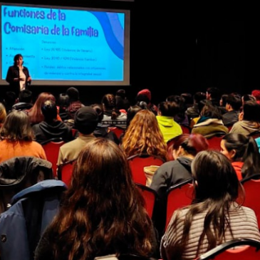 Policía trabaja en escuelas de El Bolsón para prevenir la violencia familiar y de género