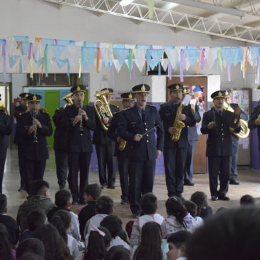 Música y reconocimiento: la Banda de la Policía homenajeó a los maestros