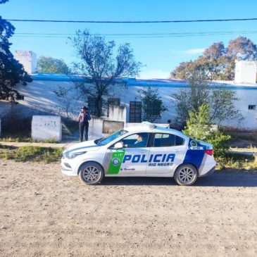 La Policía detuvo a cuatro personas cuando intentaban ingresar a dos viviendas en Sierra Grande