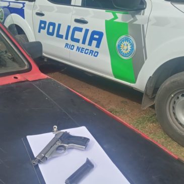 Policía secuestró un arma de fuego dentro de un vehículo estacionado en Barda del Medio