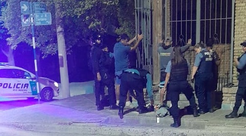 Ingresaron a robar a un comercio de Roca y fueron aprehendidos por la Policía